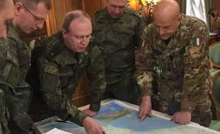 il generale kikot insieme a militari russi e italiani