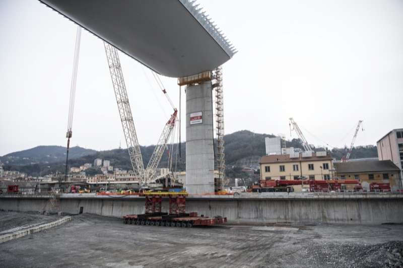 il nuovo ponte di genova supera il polcevera sollevata la campata centrale 18