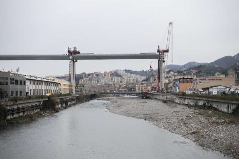 il nuovo ponte di genova supera il polcevera sollevata la campata centrale 24