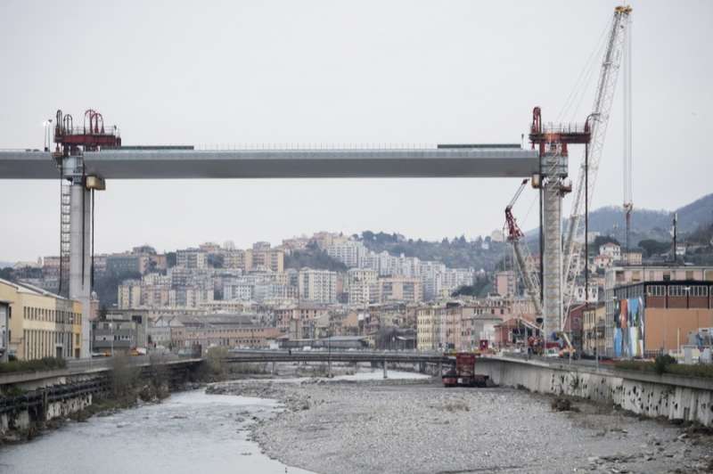 il nuovo ponte di genova supera il polcevera sollevata la campata centrale 31