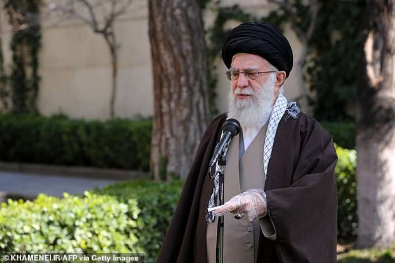 khamenei parla del coronavirus con i guanti