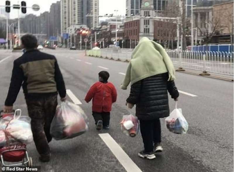 la famiglia rimasta nascosta al mercato di wuhan per due MESI