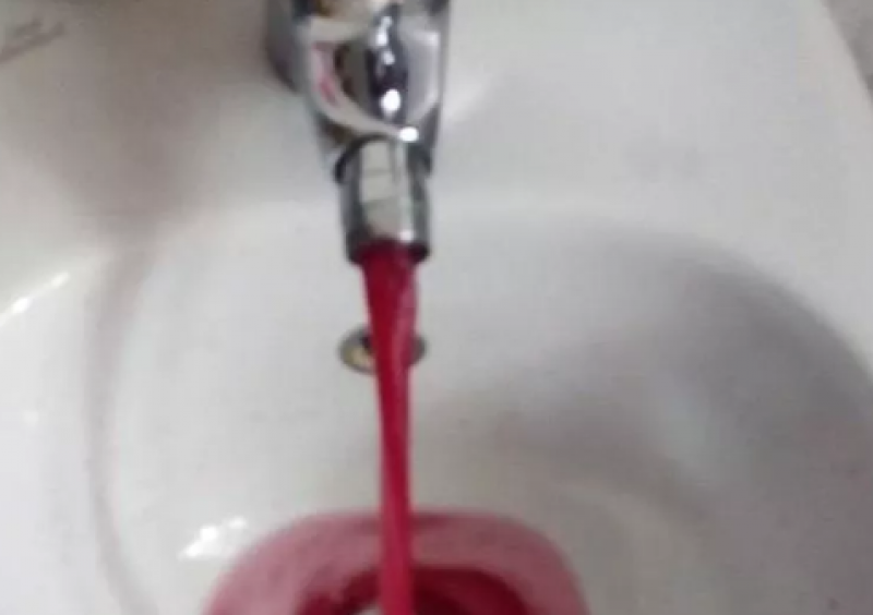Вода красная кран. Вода течет из крана. Кровавая вода из крана. Вино из крана вместо воды.