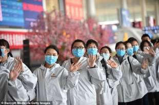 medici cinesi felici a wuhan