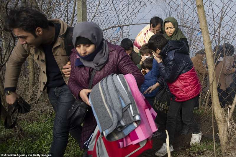 migranti al confine tra grecia e turchia 12