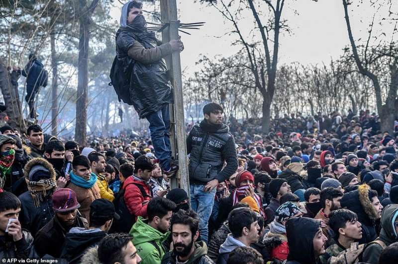 migranti al confine tra grecia e turchia