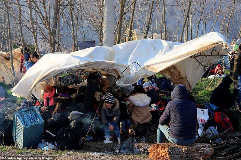 migranti in una tenda al confine tra grecia e turchia