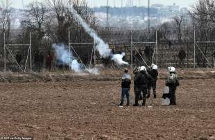 scontri tra migranti e polizia al confine tra grecia e turchia 11