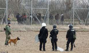 scontri tra migranti e polizia al confine tra grecia e turchia 15