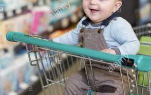 bambina sul carrello supermercato