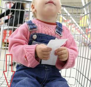bambina sul carrello supermercato