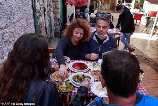 bar e ristoranti affollati in israele