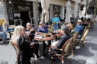 bar e ristoranti affollati in israele