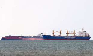 cargo in attesa ancorati fuori dal canale di Suez