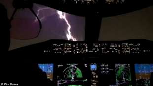 fulmine colpisce un boeing 737 max diretto a panama