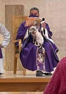 gerardo zatarain garcia il prete che celebra messa con il cane sulle ginocchia