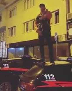 jordan jeffrey baby sulla macchina dei carabinieri