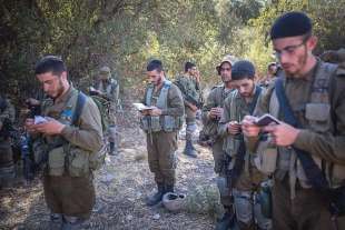 la battaglia per la barba dei soldati in israele 8