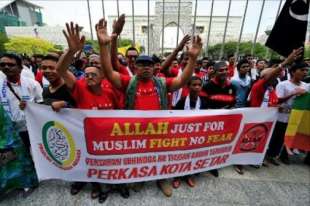MALAYSIA - LA PROTESTE DEI MUSULMANI PER LA CONCESSIONE DELL USO DELLA PAROLA ALLAH AI NON MUSULMANI