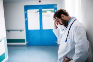 medici e infermieri sotto stress