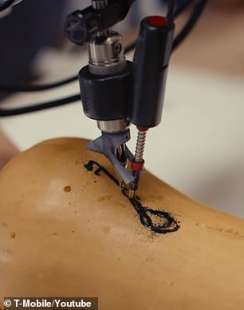 robot realizza un tatuaggio grazie al 5g 2