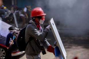 scontri e proteste in myanmar 14