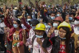 scontri e proteste in myanmar 29