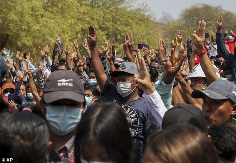 scontri e proteste in myanmar 30