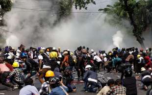 scontri e proteste in myanmar 7