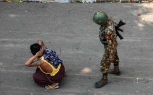 scontri e proteste in myanmar 8