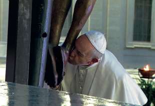statio orbis 2020 papa bergoglio bacia il crocifisso il cristo di san marcello