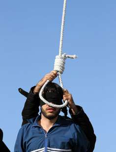 uomo iraniano impiccato
