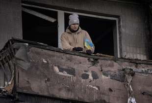bandiera ucraina su palazzo distrutto kiev