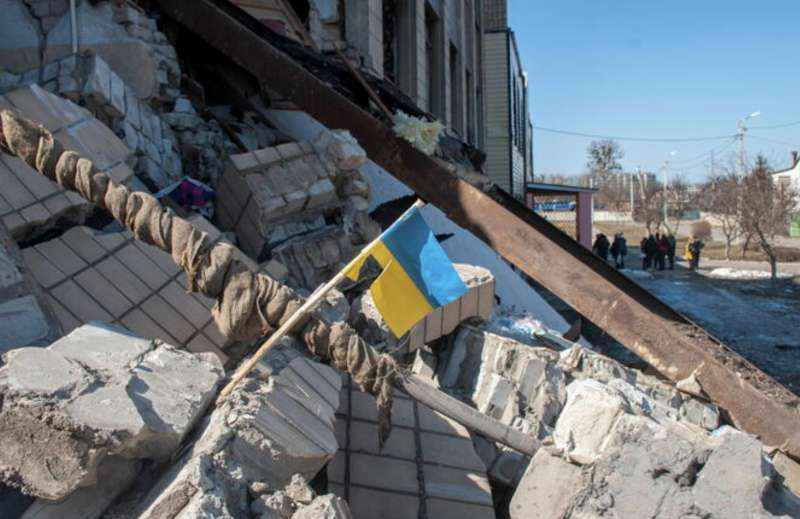 bandiera ucraina sulle macerie
