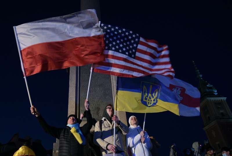 bandiere di usa, polonia e ucraina per joe biden