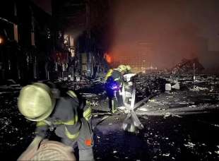 bombardamento russo sul centro commerciale a podil, kiev ucraina 1