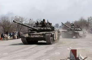 carri armati russi a mariupol ucraina