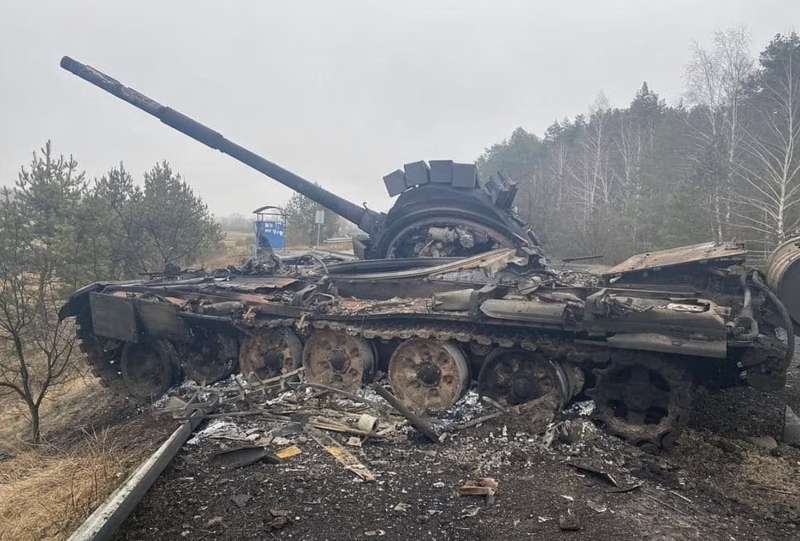 carro armato russo distrutto in ucraina