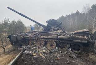 carro armato russo distrutto in ucraina