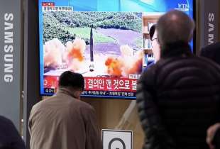 cittadini di seul guardano il lancio di un missile nord coreano