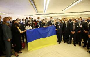 diplomatici all onu con la bandiera ucraina