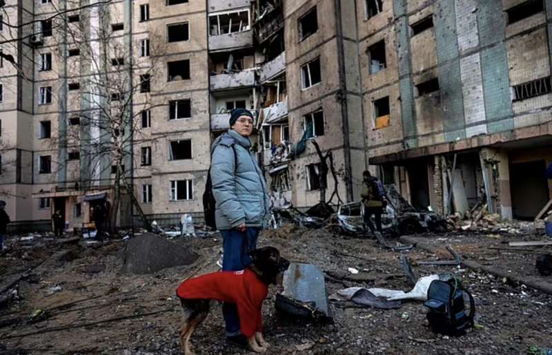 donna con cane tra la devastazione di kiev