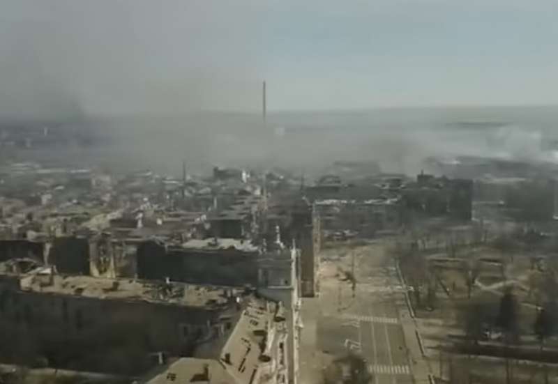 edificio della croce rossa bombardato dai russi a mariupol 1