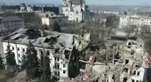 edificio della croce rossa bombardato dai russi a mariupol 2