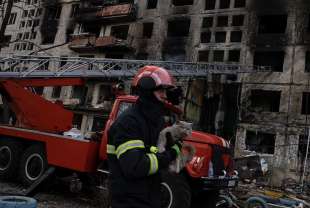 evacuazione di un palazzo di kiev distrutto dai russi 8