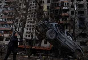 evacuazione di un palazzo di kiev distrutto dai russi 9