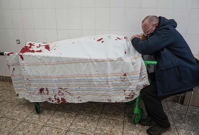 feriti e morti dopo i bombardamenti russi in ucraina 5