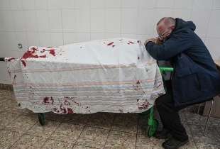 feriti e morti dopo i bombardamenti russi in ucraina 5