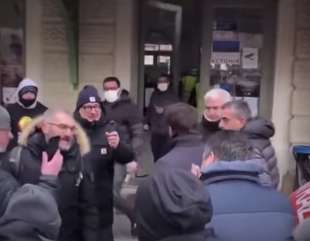 fotografi italiani urlano buffone a salvini in polonia