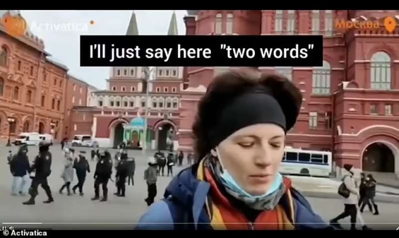 Giovane in piazza a Mosca arrestata per due parole
